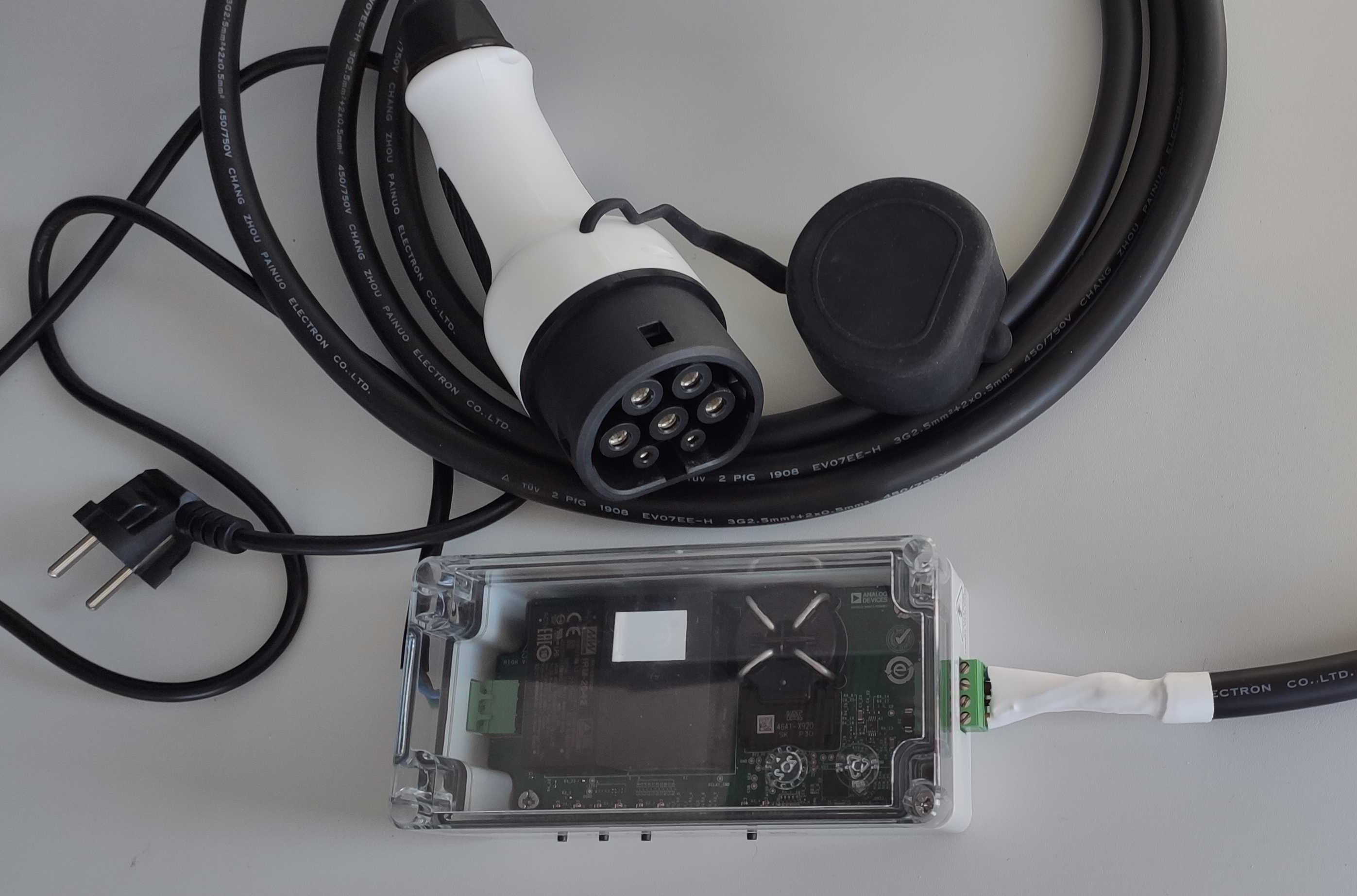 ../../../../_images/21_ad_acevsecrdset_sl_test_bench_type2_cable.jpg